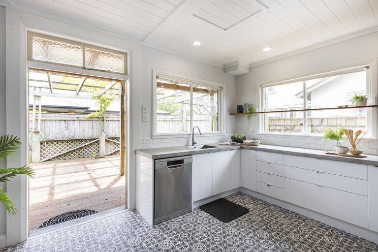 Photo of property in 31 Frederick Street, Terrace End, Palmerston North, 4410