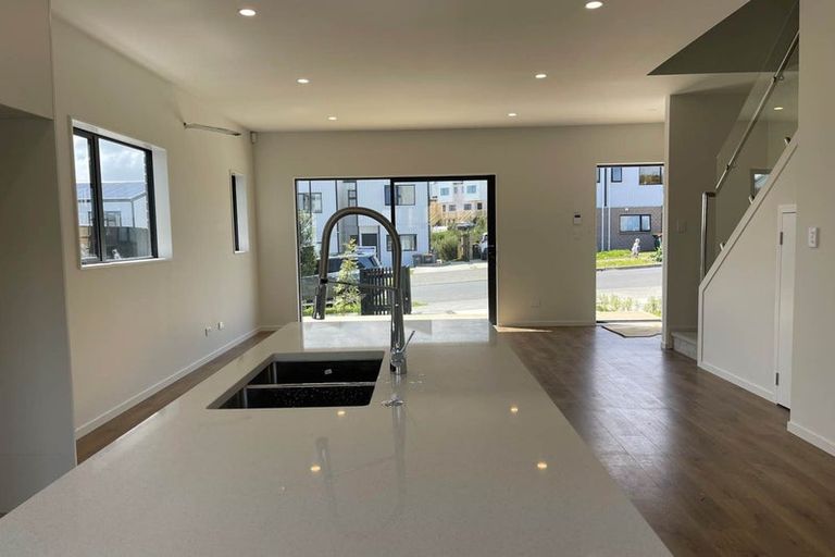 Photo of property in 36b Crestview Rise, Papakura, 2110