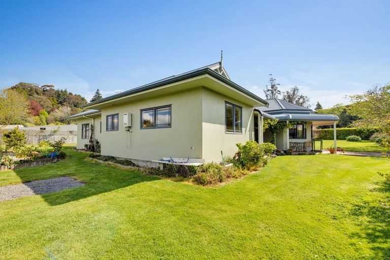 Photo of property in 20 Paraekaretu Street, Hunterville, 4730