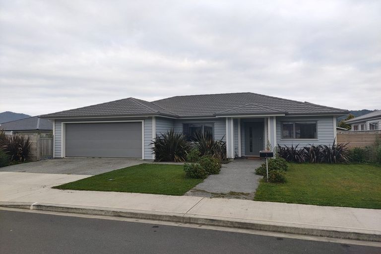 Photo of property in 5 Henrietta Maxwell Grove, Wainuiomata, Lower Hutt, 5014