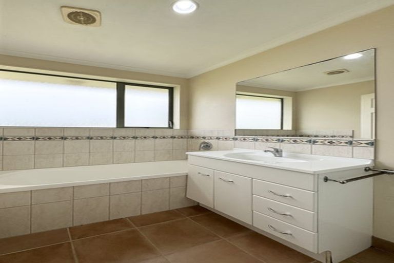 Photo of property in 42 Summerland Drive, Henderson, Auckland, 0612