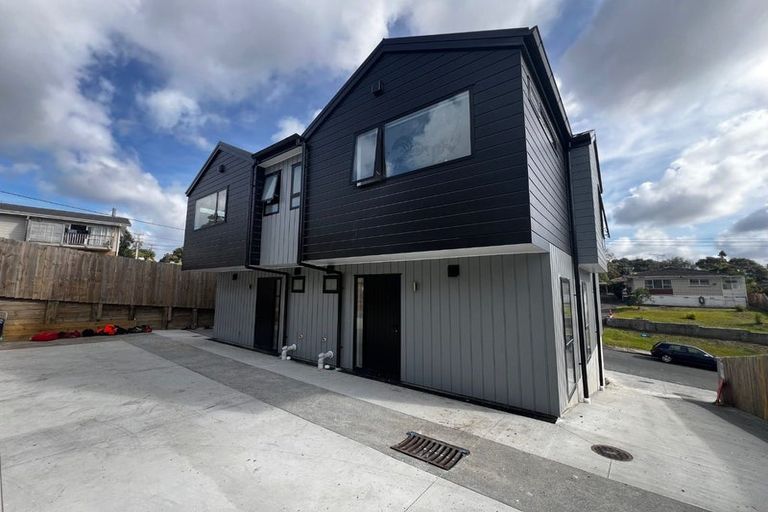 Photo of property in 2/21 Divich Avenue, Te Atatu South, Auckland, 0610
