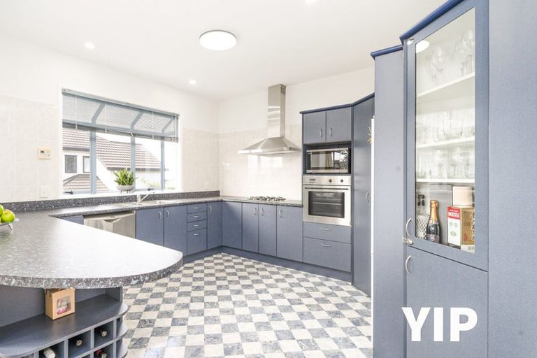 Photo of property in 3 Forbes Lane, Newlands, Wellington, 6037