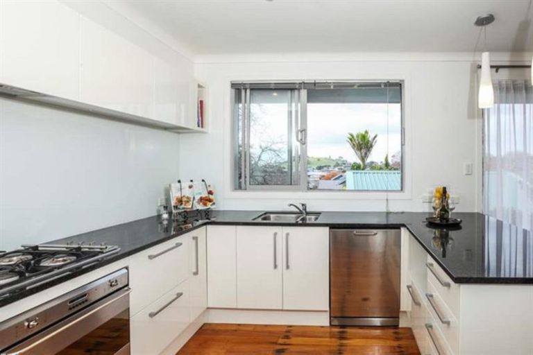 Photo of property in 132 Mountain Road, Henderson Valley, Auckland, 0612