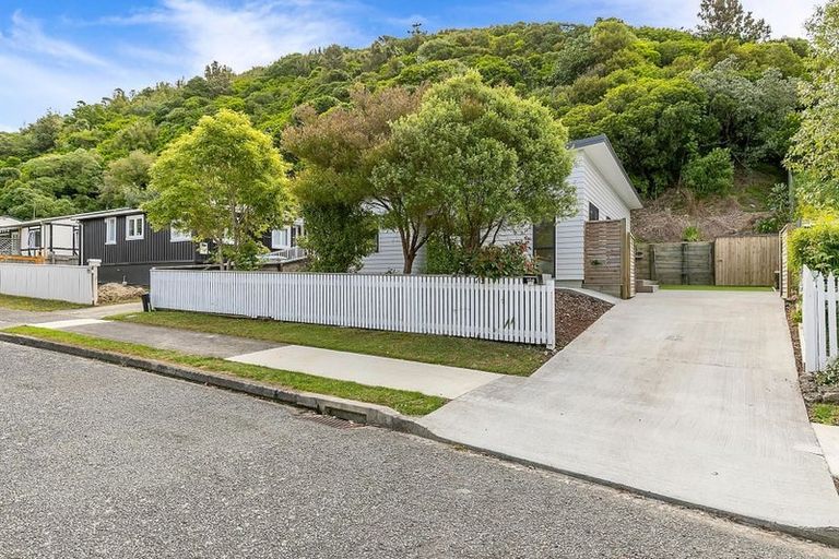 Photo of property in 104 Rangituhi Crescent, Takapuwahia, Porirua, 5022
