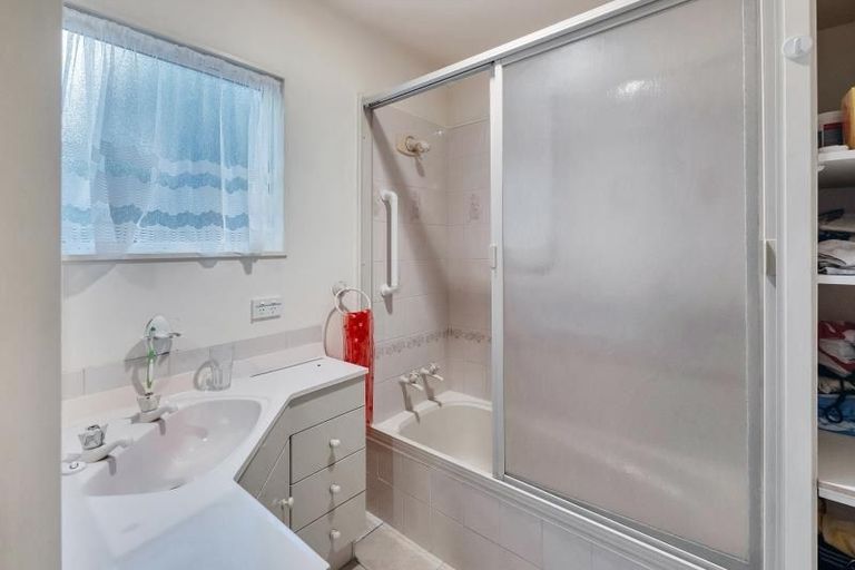 Photo of property in 1 William Bond Street, Stanley Point, Auckland, 0624