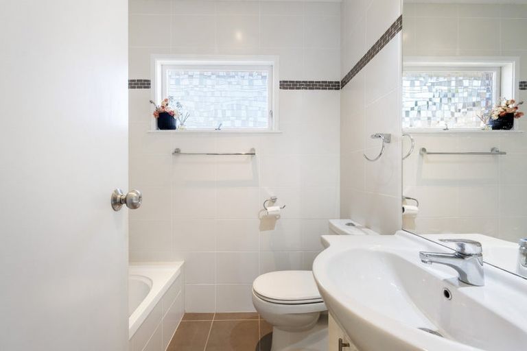 Photo of property in 28a Sunnynook Road, Sunnynook, Auckland, 0620