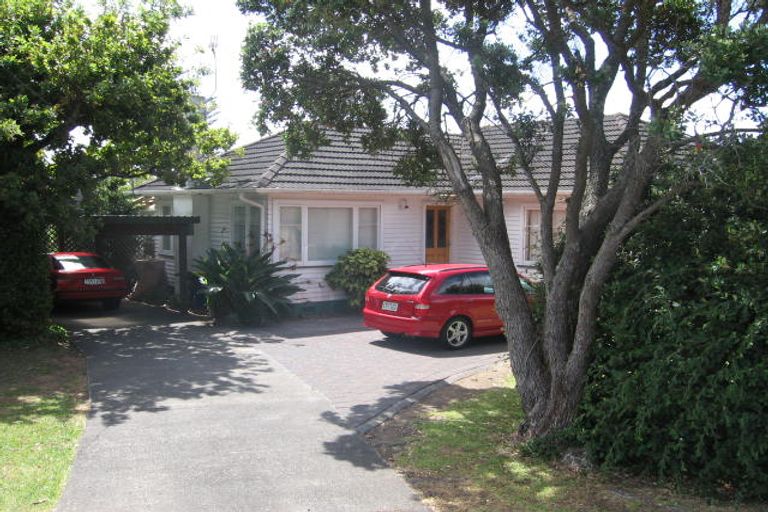 Photo of property in 2/343 Wairau Road, Totara Vale, Auckland, 0629