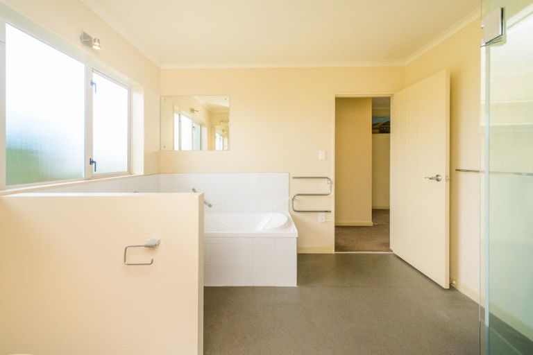 Photo of property in 1 Silkwood Place, Fitzherbert, Palmerston North, 4410