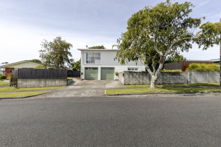 Photo of property in 25 Nevada Drive, Merrilands, New Plymouth, 4312