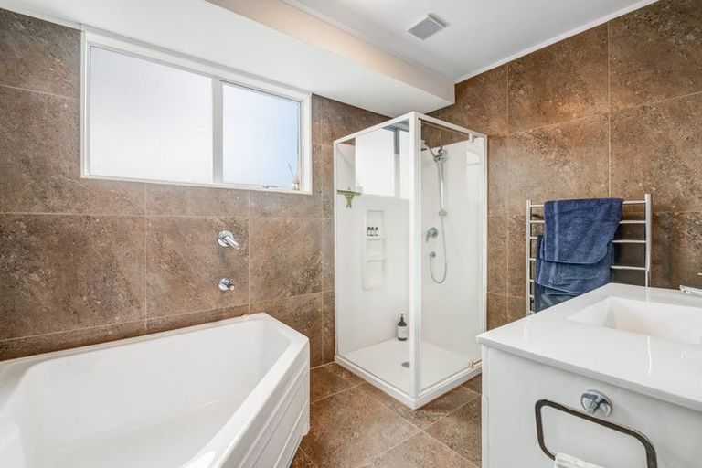 Photo of property in 8 Unsworth Drive, Unsworth Heights, Auckland, 0632