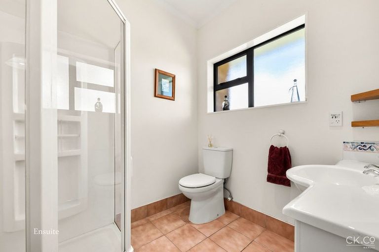 Photo of property in 8a Garrett Place, Riverstone Terraces, Upper Hutt, 5018