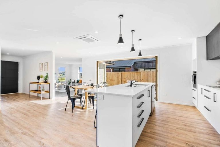 Photo of property in 32 Te Piriti Road, One Tree Point, 0118