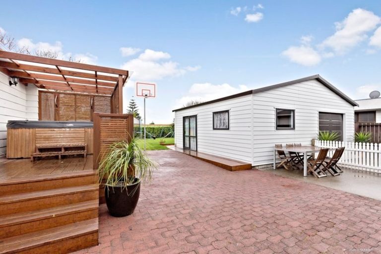 Photo of property in 114 Racecourse Road, Waiuku, 2123