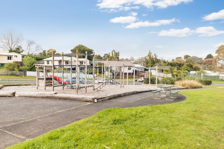 Photo of property in 5 Buisson Glade, West Harbour, Auckland, 0618