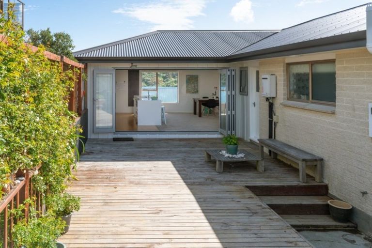 Photo of property in 1 Twomey Grove, Houghton Bay, Wellington, 6023