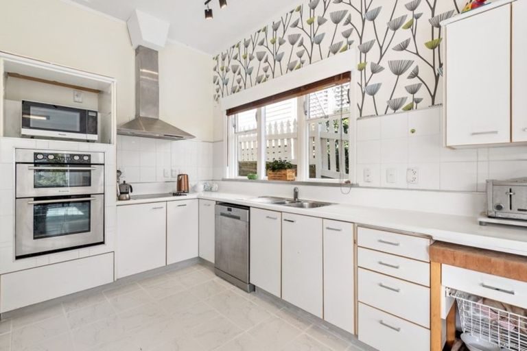 Photo of property in 16 Upland Road, Kelburn, Wellington, 6012