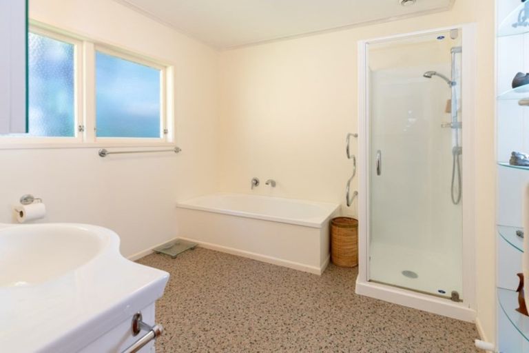 Photo of property in 34 Fortification Road, Karaka Bays, Wellington, 6022