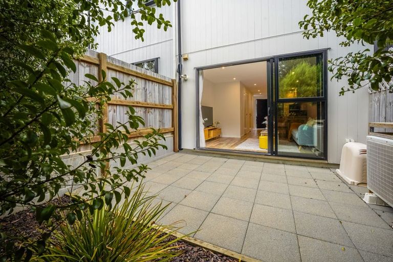 Photo of property in 22 Tokai Place, Glen Eden, 0602