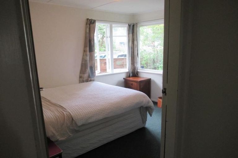 Photo of property in 42 Kenmore Street, Newlands, Wellington, 6037