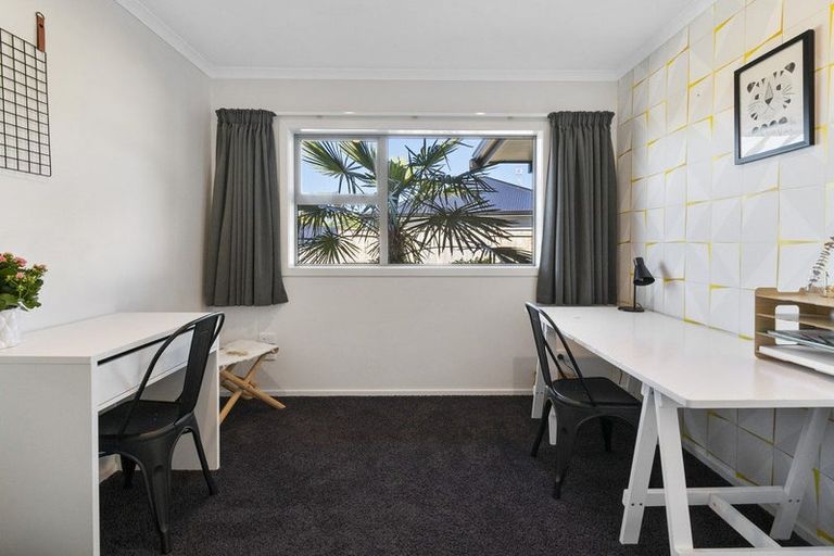 Photo of property in 6 Waimarama Court, Roslyn, Palmerston North, 4414