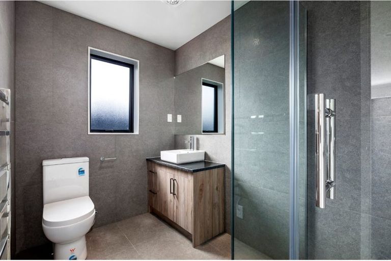 Photo of property in 10c Neilon Place, Northcross, Auckland, 0632