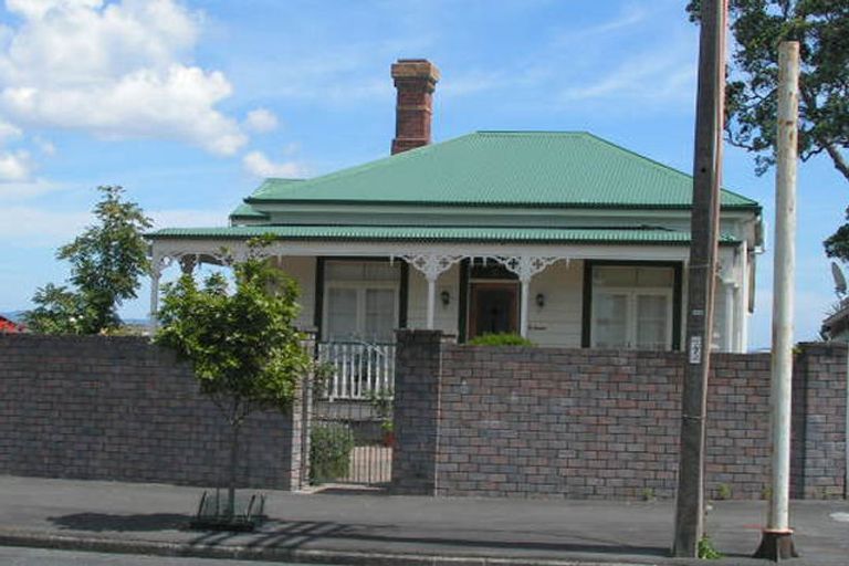 Photo of property in 42 Queen Street, Northcote Point, Auckland, 0627