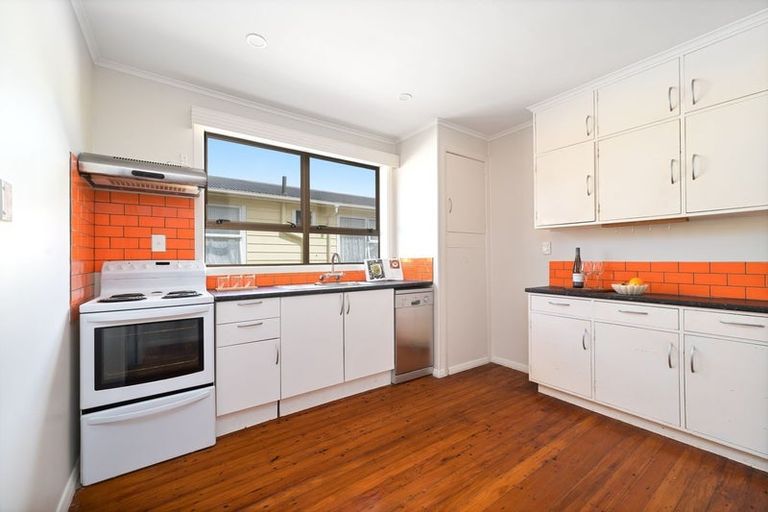 Photo of property in 7 Springside Place, New Lynn, Auckland, 0600