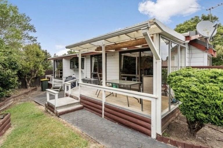 Photo of property in 3 St Annes Crescent, Wattle Downs, Auckland, 2103