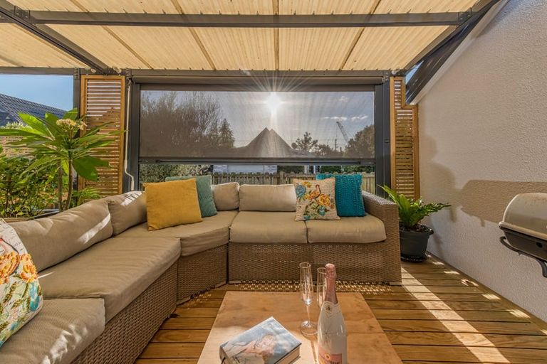 Photo of property in 1/32 Glucina Avenue, West Harbour, Auckland, 0618