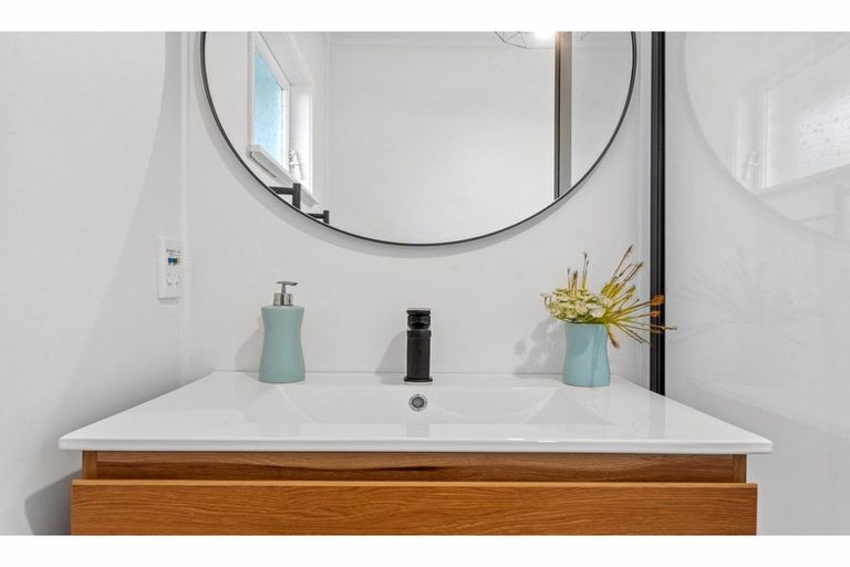 Photo of property in 2/13 Jonathan Place, Sunnynook, Auckland, 0620