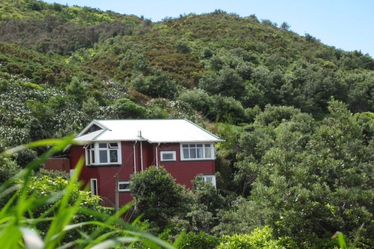 Photo of property in 26 Cave Road, Houghton Bay, Wellington, 6023