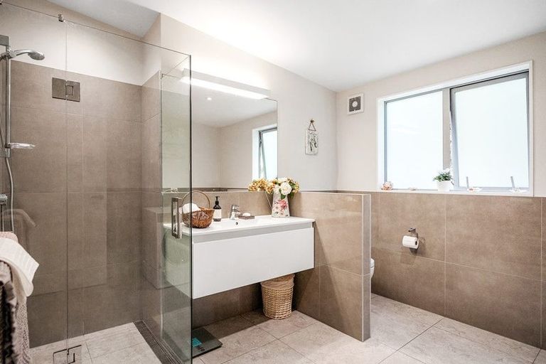 Photo of property in 87 Roberts Road, Matakatia, Whangaparaoa, 0930