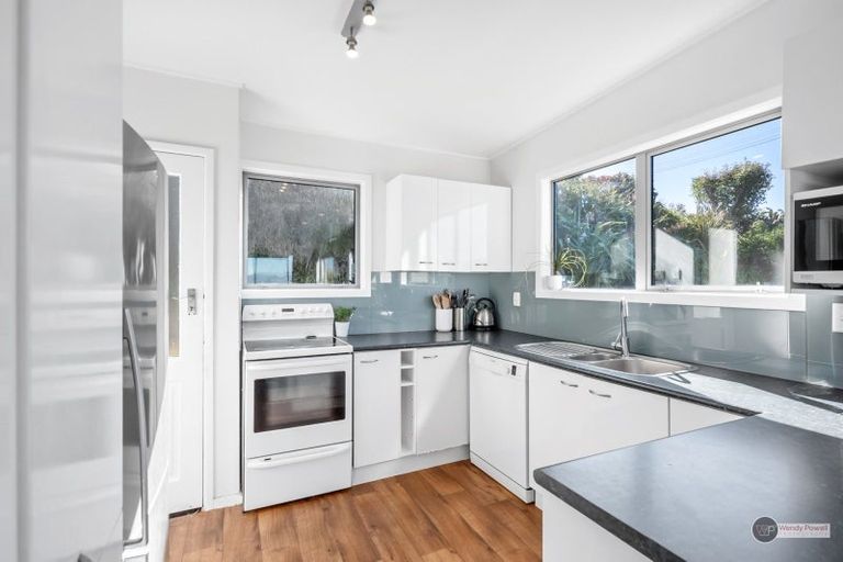 Photo of property in 73 Miromiro Road, Normandale, Lower Hutt, 5010