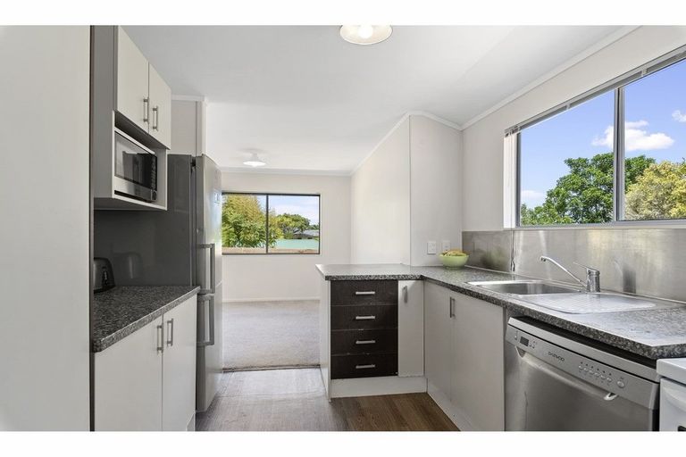 Photo of property in 8 Limmer Place, Browns Bay, Auckland, 0632