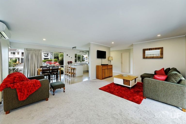 Photo of property in 9 Harbour Lights Close, West Harbour, Auckland, 0618