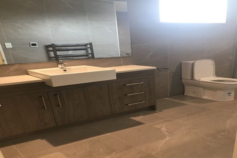 Photo of property in 9 Trotting Terrace, Fairview Heights, Auckland, 0632