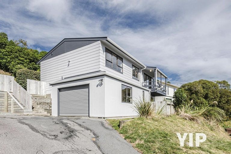 Photo of property in 44 Colchester Crescent, Newlands, Wellington, 6037