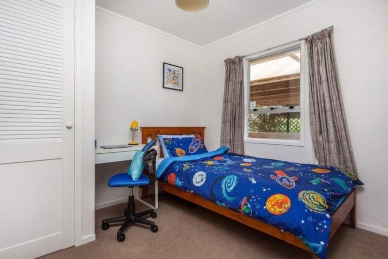 Photo of property in 6 Lorena Place, West Harbour, Auckland, 0618