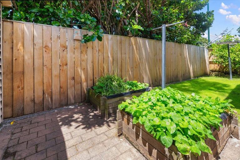 Photo of property in 1 Neta Grove, Henderson, Auckland, 0612