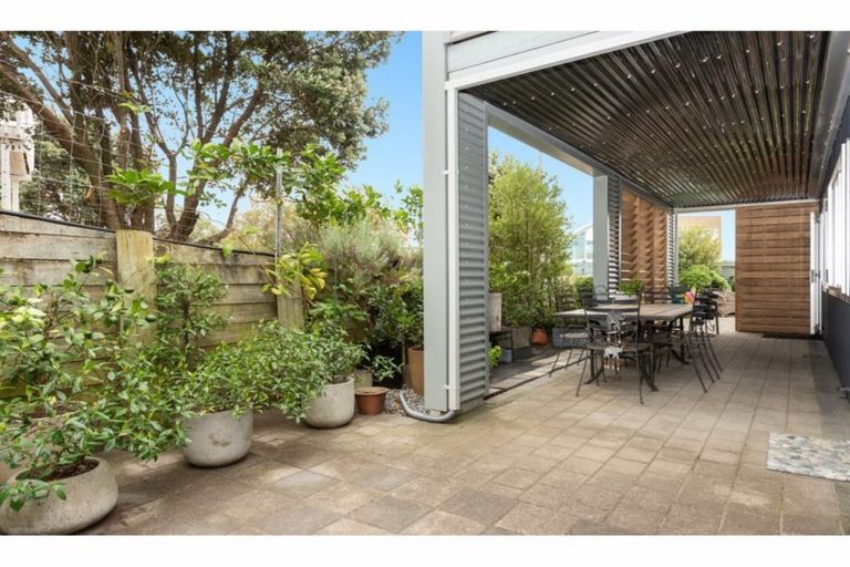 Photo of property in 1340 Papamoa Beach Road, Papamoa Beach, Papamoa, 3118