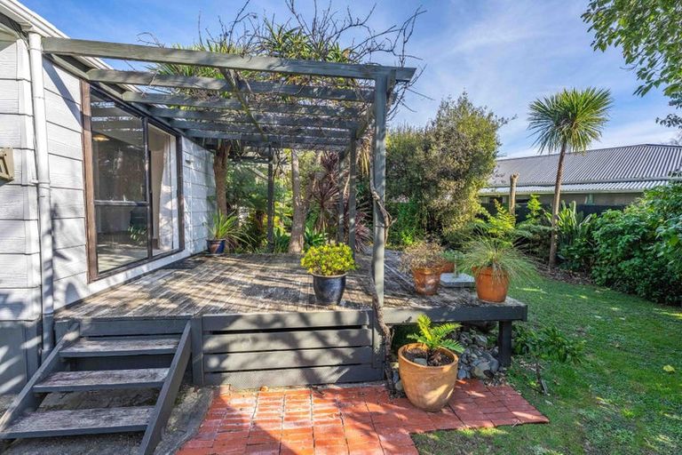 Photo of property in 14 Poneke Drive, Waikanae, 5036