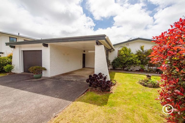 Photo of property in 100 Churton Drive, Churton Park, Wellington, 6037