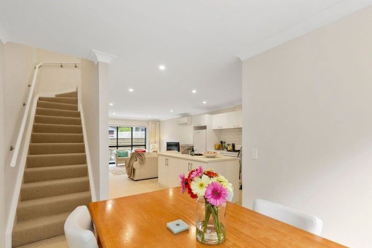 Photo of property in 15 Brindle Way, Newlands, Wellington, 6037