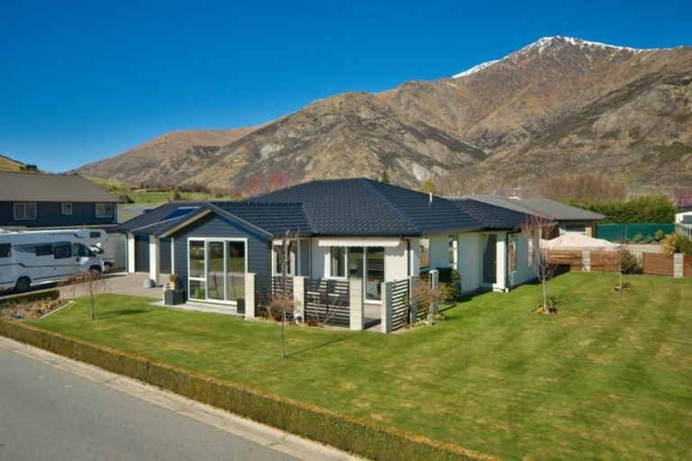Photo of property in 10 Coburn Place, Lake Hayes, Queenstown, 9304