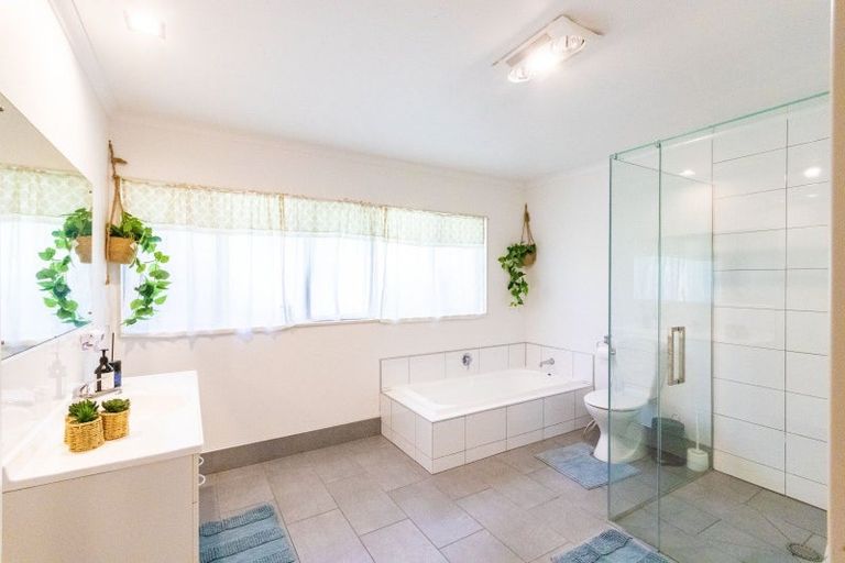Photo of property in 29 Johnstone Drive, Fitzherbert, Palmerston North, 4410