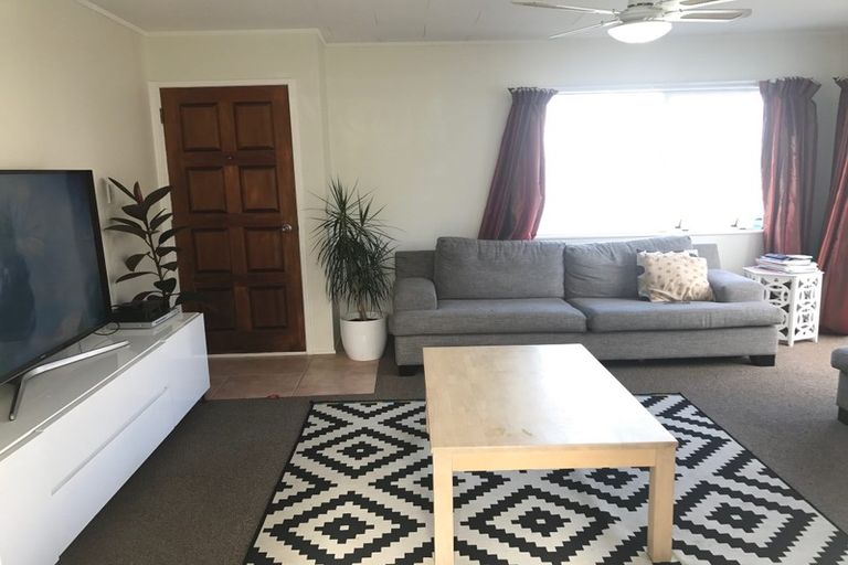 Photo of property in 2/48 Sandgate Avenue, Botany Downs, Auckland, 2010