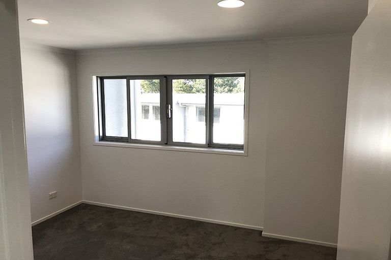 Photo of property in 10/13 Kaihu Street, Northcote, Auckland, 0627