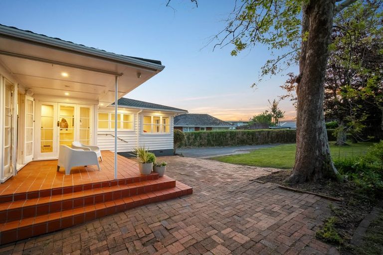 Photo of property in 16 Eversleigh Road, Belmont, Auckland, 0622