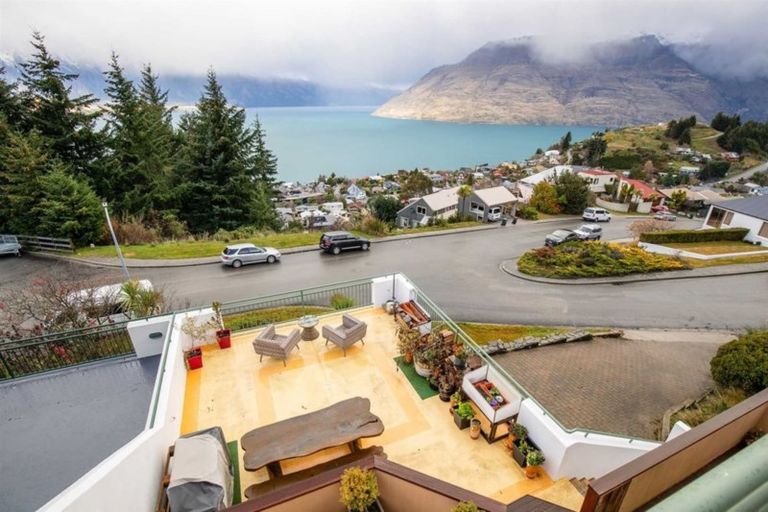 Photo of property in 1b Caples Place, Fernhill, Queenstown, 9300